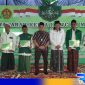 Caption: pose bersama, usai penyerahan kartu peserta BPJS Ketenagakerjaan secara simbolis kepada sejumlah guru ngaji di Bangkalan. 