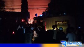 Caption: petugas Damkar dan personel Polres Sampang berupaya memadamkan api yang membesar, (dok. regamedianews). 