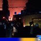 Caption: petugas Damkar dan personel Polres Sampang berupaya memadamkan api yang membesar, (dok. regamedianews). 