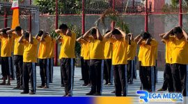 Caption: warga binaan Lapas Narkotika Kelas IIA Pamekasan saat latihan baris berbaris, (dok. regamedianews). 