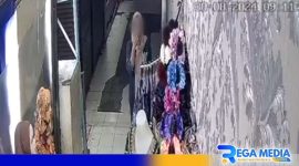 Caption: terduga pelaku pencurian saat terekam cctv toko Pasar Srimangunan Sampang, (dok. regamedianews). 