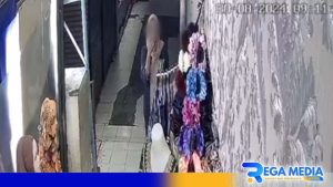 Diduga Maling Baju di Pasar Sampang Terekam CCTV
