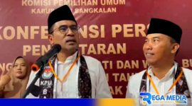 Caption: pasangan calon Mathur dan Jayus saat konferensi pers di kantor KPU Bangkalan usai mendaftar, (dok. regamedianews). 