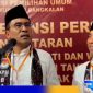 Caption: pasangan calon Mathur dan Jayus saat konferensi pers di kantor KPU Bangkalan usai mendaftar, (dok. regamedianews). 