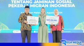 Caption: penyerahan santunan kematian kepada ahli waris PMI yang meninggal di negara penempatannya di Jepang, (dok: regamedianews).