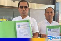 Caption: Paslon Bupati dan Wabup Bangkalan, Mathur-Jayus, menunjukkan hasil tes kesehatan di RSPAL Dr Ramelan Surabaya, (dok. regamedianews).