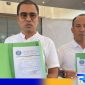 Caption: Paslon Bupati dan Wabup Bangkalan, Mathur-Jayus, menunjukkan hasil tes kesehatan di RSPAL Dr Ramelan Surabaya, (dok. regamedianews).