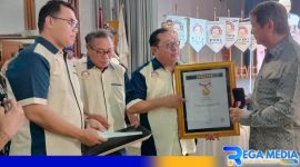 Moment saat pengurus SMSI pusat berikan pin Emas kepada Prabowo Subianto yang diwakili adiknya