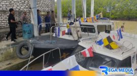 Caption: Kapolres Sampang saat cek kondisi kapal Polair untuk pengamanan Pilkada 2024, (dok. Humas Polri). 