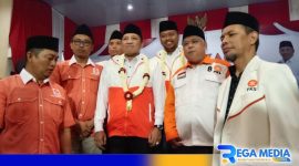 Caption: Ketua DPW Jatim dan ketua serta pengurus DPD PKS Sampang bersama paslon Jimad Sakteh saat diwawancara awak media, (dok. regamedianews). 