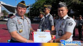 Caption: Kalapas Narkotika Pamekasan memberikan piagam penghargaan kepada pegawai Lapas yang teladan, (dok. regamedianesw). 
