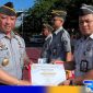 Caption: Kalapas Narkotika Pamekasan memberikan piagam penghargaan kepada pegawai Lapas yang teladan, (dok. regamedianesw). 