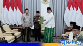 Caption: KH. Muhdlor Abdullah saat menyampaikan draf penolakan terhadap PP 28 tahun 2024 kepada wakil presiden KH. Makruf Amin, (dok. regamedianews). 