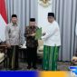 Caption: KH. Muhdlor Abdullah saat menyampaikan draf penolakan terhadap PP 28 tahun 2024 kepada wakil presiden KH. Makruf Amin, (dok. regamedianews). 