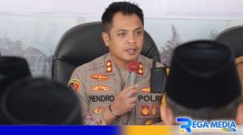 Caption: Kapolres Sampang AKBP Hendro Sukmono saat sambutan dalam kunker di Kecamatan Robatal, (sumber foto: Humas Polri). 