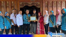 Caption: Kepala BPJS Ketenagakerjaan Madura ( Indriyatno) memberikan piagam penghargaan kepada Tresna Art. 