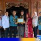 Caption: Kepala BPJS Ketenagakerjaan Madura ( Indriyatno) memberikan piagam penghargaan kepada Tresna Art. 