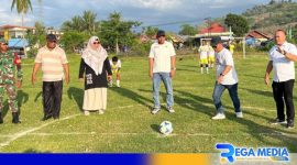 Caption: Thariq Modanggu tendang bola buka turnamen mini socer Molingkapoto Cup III, (dok. regamedianews). 