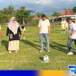 Caption: Thariq Modanggu tendang bola buka turnamen mini socer Molingkapoto Cup III, (dok. regamedianews). 