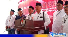 Caption: Amin Arif Tirtana (tengah) eks anggota DPRD Sampang dari PPP, saat konferensi pers di kantor KPU Sampang, (dok. regamedianews). 