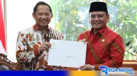 Caption: Pj Gubernur Sultra (Andap Budhi Revianto) terima SK perpanjangan masa jabatan melalui Mendagri (Tito Karnavian). 