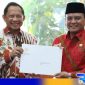 Caption: Pj Gubernur Sultra (Andap Budhi Revianto) terima SK perpanjangan masa jabatan melalui Mendagri (Tito Karnavian). 