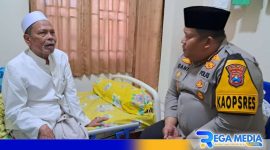 Caption: AKBP Jazuli Dani Iriawan saat sowan ke pengasuh Ponpes Miftahul Ulum Panyepen RKH. Mudatstsir Badrudin, (dok. Humas Polri). 