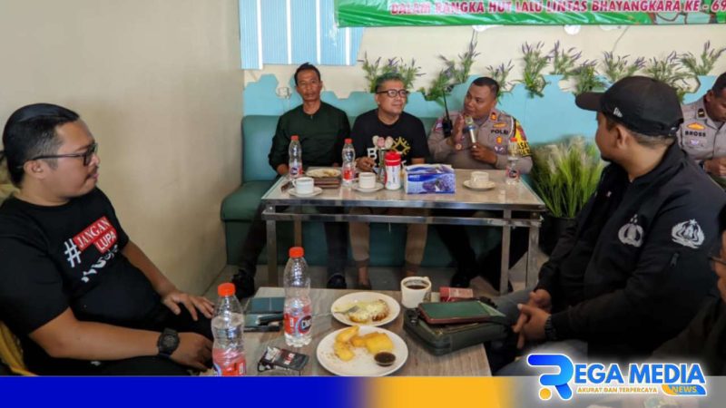 Caption: suasana saat berlangsungnya silaturahmi Satlantas Polres Sampang dengan awak media, (dok. regamedianews). 