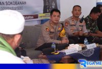 Caption: Kapolres Sampang didampingi Kapolsek Sokobanah saat kunker dan silaturahmi dengan tokoh ulama serta tokoh masyarakat, (dok. Humas Polri). 
