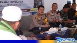 Caption: Kapolres Sampang didampingi Kapolsek Sokobanah saat kunker dan silaturahmi dengan tokoh ulama serta tokoh masyarakat, (dok. Humas Polri). 