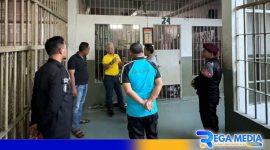 Caption: Kadivpas Jatim didampingi petugas Lapas Narkotika Pamekasan saat sidak ruang hunian warga binaan, (dok. regamedianews). 