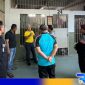 Caption: Kadivpas Jatim didampingi petugas Lapas Narkotika Pamekasan saat sidak ruang hunian warga binaan, (dok. regamedianews). 