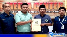 Caption: penyerahan berkas persyaratan Cabup-Cawabup Sampang oleh tim Parpol pengusung paslon JIMAD Sakteh ke KPU Sampang. 