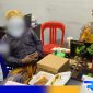 Caption: dua pelaku curanmor saat diinterogasi penyidik Satreskrim Polres Sampang, (dok. regamedianews). 