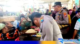 Caption: Kasat Binmas Polres Sampang dan anggotanya blusukan ke Pasar Srimangunan, (dok. Humas  Polri). 