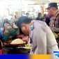 Caption: Kasat Binmas Polres Sampang dan anggotanya blusukan ke Pasar Srimangunan, (dok. Humas  Polri). 