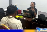 Caption: tersangka kasus curanmor saat dimintai keterangan penyidik Satreskrim Polres Sampang, (dok. regamedianews). 
