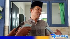 Caption: Ketua Panitia Pemilihan Kecamatan Omben (Nur Jamal) saat diwawancara awak media, (dok. regamedianews). 