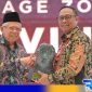 Caption: Wapres RI (Makruf Amin) saat menyerahkan paritrana award, (dok. foto istimewa). 