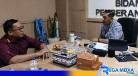 Caption: Kalapas Kelas IIA Pamekasan saat koordinasi dengan Kabid Pemberantasan dan Intelejen BNNP Jatim, (dok. regamedianews). 