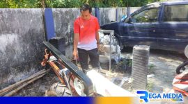 Caption: pegawai Dinas Pertanian Sampang tunjukkan lokasi hilangnya mesin hand traktor, (dok. regamedianews). 