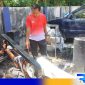 Caption: pegawai Dinas Pertanian Sampang tunjukkan lokasi hilangnya mesin hand traktor, (dok. regamedianews). 