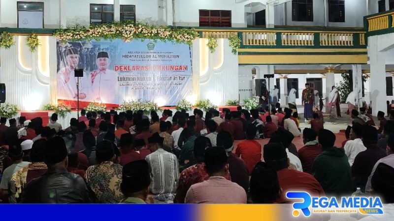 Caption: antusias santri dan simpatisan Ponpes Hidayatulloh Al-Muhajirin, saat deklarasi dukungan terhadap Lukman-Fauzan, (dok. regamedianews). 