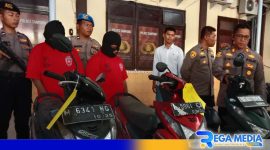 Caption: Kasat Reskrim Polres Sampang tunjukkan barang bukti dan dua tersangka spesialis curanmor, (dok. regamedianews). 