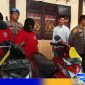Caption: Kasat Reskrim Polres Sampang tunjukkan barang bukti dan dua tersangka spesialis curanmor, (dok. regamedianews). 