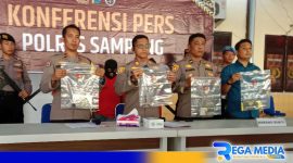 Caption: Didampingi Kasi Humas dan Kanit Reskrim, Kasat Reskrim Polres Sampang tunjukkan alat bukti curanmor, (dok. regamedianews). 