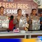 Caption: Didampingi Kasi Humas dan Kanit Reskrim, Kasat Reskrim Polres Sampang tunjukkan alat bukti curanmor, (dok. regamedianews). 
