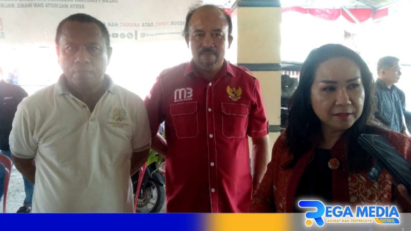 Caption: Ketua DPC PDI-P Gorut Deisy Sandra Maryana Datau (kanan), bersama Bacabup Ridwan Yasin (kiri) dan Bacawabup Mukhsin Badar (tengah), saat diwawancara awak media, (dok. regamedianews). 