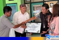 Caption: penyerahan dana apresiasi oleh pihak BRI kepada Kepala Desa Martajasah, (dok. regamedianews). 