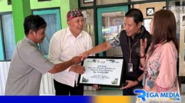 Caption: penyerahan dana apresiasi oleh pihak BRI kepada Kepala Desa Martajasah, (dok. regamedianews). 